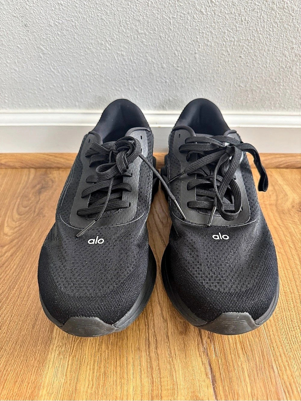 Alo Runner Shoes (Black, Size 10, Like New)